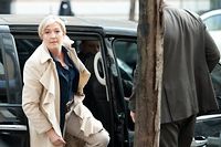 Agression: Montebourg met le FN en accusation, Marine Le Pen porte plainte