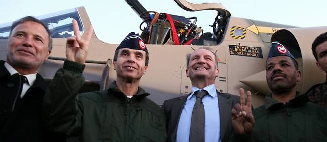 Le ministre de la Defense Gerard Longuet, son homologue libyen Osama Juili et deux pilotes posent devant un Mirage le 24 fevrier a Tripoli.