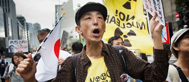 Des manifestants protestent contre le nucleaire a Tokyo apres la catastrophe nucleaire de Fukushima.