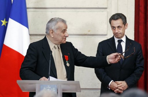 Nicolas Sarkozy a reaffirme mercredi sa determination a faire adopter en France loi punissant la negation du genocide des Armeniens en 1915 malgre la censure recente du Conseil constitutionnel, en decorant le dernier survivant du groupe de Resistants Manouchian