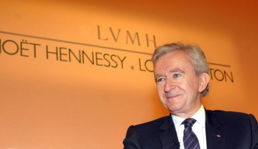 Le Francais Bernard Arnault, proprietaire du groupe de luxe LVMH, est 4e, avec une fortune estimee a 41 milliards de dollars, suivi de l'Espagnol Amancio Ortega, createur de la marque de vetements Zara (37,5 milliards).