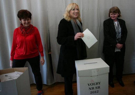 Avec 10,4% des intentions de vote, les chretiens-democrates (KDH) pourraient former avec le Smer-SD une coalition, bien qu'ayant ete auparavant l'allie du parti de droite SDKU-DS du Premier ministre sortant Iveta Radicova.