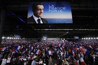 Devanc&eacute; par Hollande, Sarkozy tente de relancer sa campagne avec l'Europe