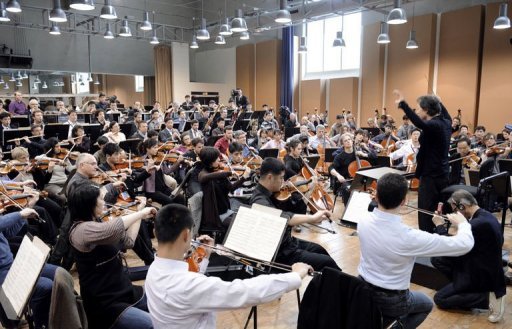 Amenes en bus a la salle de repetition, accueillis comme des stars par une nuee de journalistes, les musiciens ont enchaine d'une traite le 4e mouvement de la premiere Symphonie de Brahms, au programme du concert de mercredi.