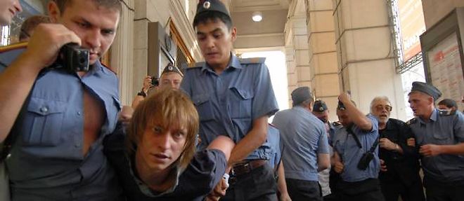 En juillet 2010, la police russe interpelle un activiste russe de l'opposition a Moscou.