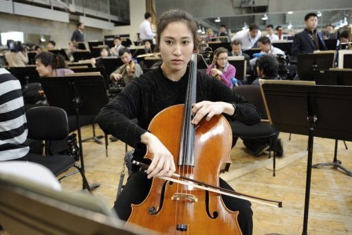 Les musiciens de l'Orchestre Unhasu, arrives samedi de Pyongyang, et ceux de l'Orchestre Philharmonique de Radio France, ont interprete avec brio la Symphonie no1 de Brahms, partageant leur pupitre.