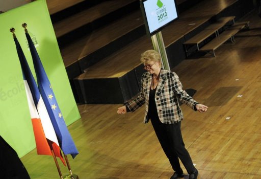 Eva Joly (Europe Ecologie-Les Verts), accompagnee de la secretaire nationale du parti, Cecile Duflot, a, sans surprise, depose jeudi 639 signatures d'elus au Conseil constitutionnel, ce qui lui permet de concourir a l'Elysee, a constate une journaliste de l'AFP.