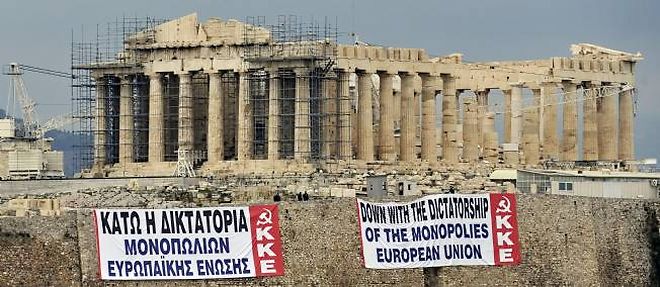 Le parti communiste grec a depose des affiches devant le Parthenon, denoncant la dictature de l'Union europeenne et du FMI, menant au "chaos" en Grece. 