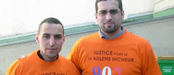 Halim Hicheur (a droite), frere d'Adlene Hicheur, et Rabah Bouguerrouma, du comite de soutien au chercheur du Cern accuse de terrorisme.