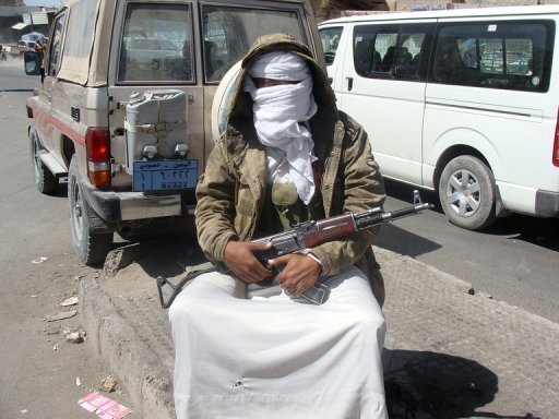 Un Americain a ete abattu par balle dimanche a Taez, au sud-ouest de Sanaa, par des hommes circulant a moto.
