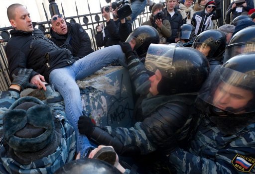 Une trentaine d'opposants antiPoutine parmi lesquels l'ex-ministre russe Boris Nemtsov et le leader du Front de gauche Serguei Oudaltsov ont ete interpelles dimanche lors d'une manifestation devant la tour de television a Moscou, a constate un photographe de l'AFP.