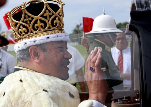 Le roi du Tonga, Siaosi Tupou V, age de 63 ans, est mort dimanche dans un hopital de Hong Kong, a annonce le site d'informations Matangi Tonga Online.