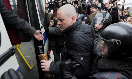 L'ex-ministre russe Boris Nemtsov et le leader du Front de gauche Serguei Oudaltsov ont ete parmi les premieres personnes apprehendees, selon le photographe de l'AFP.