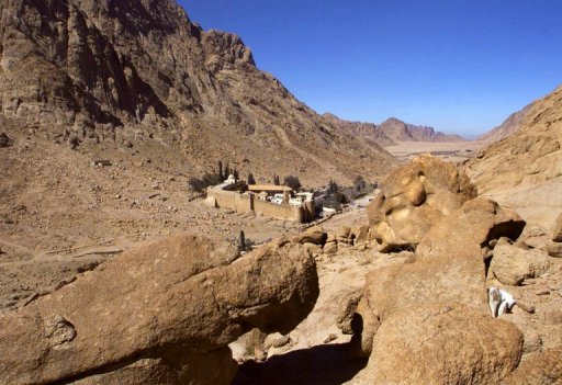 Deux touristes bresiliennes et leur guide egyptien ont ete enleves dimanche par des bedouins dans la peninsule du Sinai en Egypte, ce qui constitue le troisieme rapt de touristes depuis debut fevrier dans cette region, selon des sources securitaires.