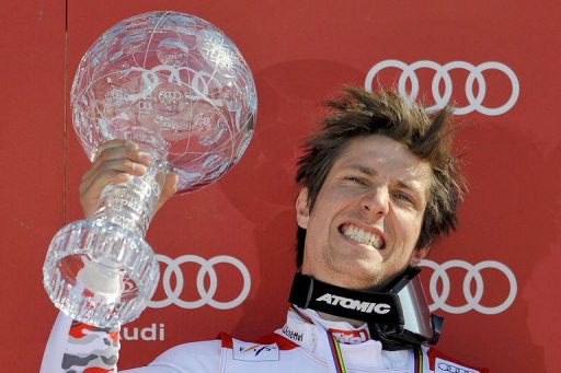 En decembre 2009, l'Autrichien, barde de medailles chez les juniors, impressionnait les grands en s'imposant dans le geant de Val d'Isere, a 20 ans seulement. Il etait alors tout emerveille de partager le podium avec Benjamin Raich, son idole de jeunesse.