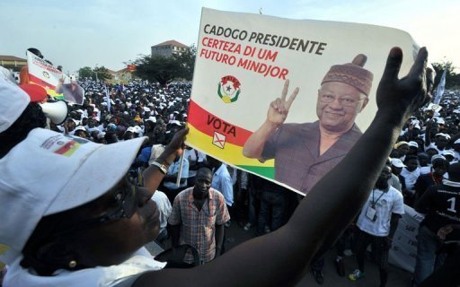 Parmi les neuf candidats, un des favoris est l'ex-Premier ministre Carlos Gomes Junior, 62 ans, chef du Parti africain pour l'independance de la Guinee-Bissau et du Cap-Vert (PAIGC, au pouvoir), surnomme "Cadogo" qui, en allant voter, s'est dit "sur" de gagner.