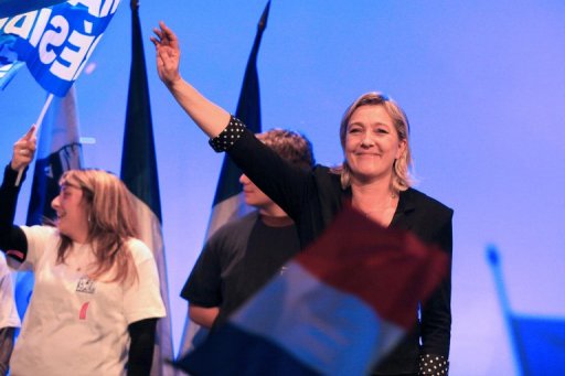 Louis Aliot, vice-president du Front national, a affirme dimanche que Marine Le Pen "n'entendait pas remettre en cause la loi Veil" sur l'IVG, apres les declarations controversees de la candidate FN sur le sujet.