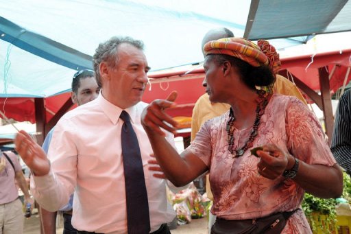 Le candidat du MoDem a l'Elysee Francois Bayrou a acheve dimanche en Guadeloupe une visite de trois jours en Guyane et aux Antilles en appelant a "un plan de developpement pour chacune des regions d'outre-mer".