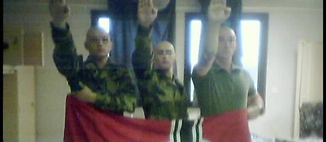 Photo publiee en 2008 par le "Canard enchaine". Des trois membres du 17e RGP de Montauban qui y figurent, un a ete evince de l'armee.