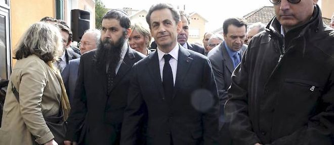 Nicolas Sarkozy s'est rendu lundi sur les lieux de la tuerie devant le college juif Ozar-Hatorah, dans le quartier residentiel de La Roseraie, a Toulouse. 