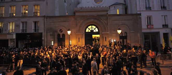 Fideles et politiques se recueillent dans la synagogue Nazareth a Paris. 