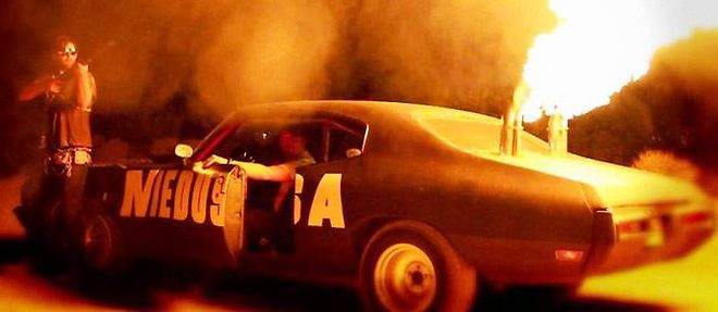 Persuade que l'apocalypse approche, deux jeunes desaxes confectionnent un lance-flammes et une voiture de guerre qu'ils nomment "Medusa".