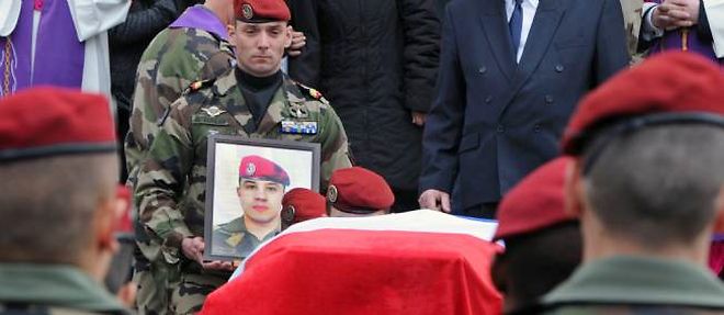 Des militaires entourent le cercueil du jeune caporal Abel Chennouf, leur frere d'armes assassine, lors de ses funerailles a Montauban.  