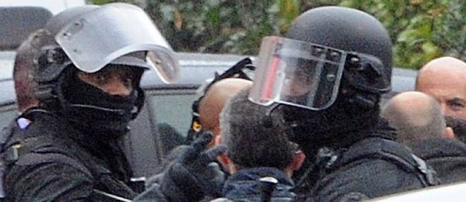 Les policiers du Raid devant l'appartement ou etait retranche l'homme suspecte des tueries de Toulouse et de Montauban.