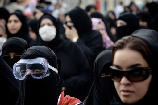 Le Wefaq, principal mouvement de l'opposition chiite de Bahrein, a affirme samedi qu'une femme et un jeune homme sont decedes ces dernieres 48 heures apres avoir inhale du gaz lacrymogene utilise par les forces de l'ordre pour disperser des manifestations.