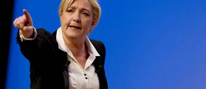 Marine Le Pen renvoie dos a dos Hollande et Melenchon, les accusant d'avoir "trahi" les classes populaires et ouvrieres.