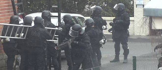 Le Raid au moment de l'assaut de l'appartement de Mohamed Merah, jeudi dernier a Toulouse.
