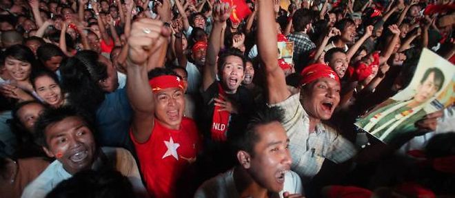 La foule fete la victoire du parti d'Aung San Suu Kyi.