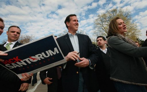 Son principal adversaire Rick Santorum ne semble pas pret a lacher prise. "Ce n'est pas encore la mi-temps, les amis", a lance M. Santorum dimanche lors d'une reunion publique a Mishicot dans le Wisconsin. "(Plus de) la moitie des delegues n'ont pas encore ete designes", a-t-il ajoute.
