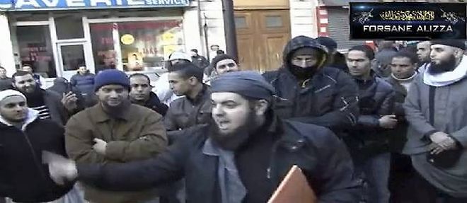 Mohammed Achamlane, leader de Forsane Alizza, le 27 janvier dernier devant une mosquee du 11e arrondissement de Paris.