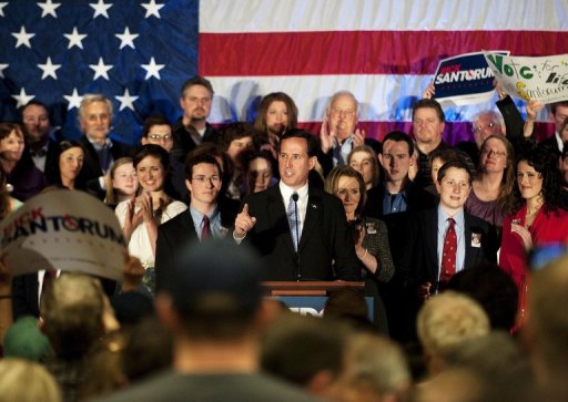 M. Santorum ne semble pas pret a lacher prise. Mardi soir devant ses partisans dans son fief de Pennsylvanie (nord-est) --ou une primaire aura lieu le 24 avril-- il a promis de continuer a se battre dans ce qu'il considere comme la "deuxieme mi-temps" du processus des primaires republicaines.