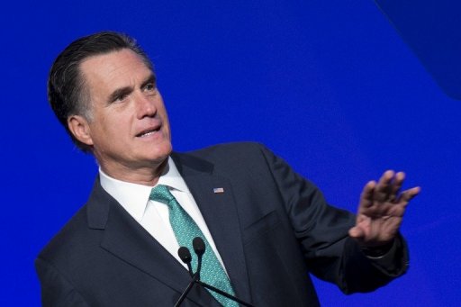 Le candidat a l'investiture republicaine pour la presidentielle de novembre Mitt Romney, regonfle mardi par trois victoires dans des elections primaires, s'en est pris vertement mercredi au president Barack Obama, ignorant ses adversaires republicains.