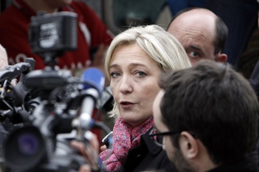 Marine Le Pen, candidate du FN a l'Elysee, a espere jeudi que "le peuple francais (n'avait) pas la memoire d'un poisson rouge" par rapport aux promesses de Nicolas Sarkozy en 2007 et a compare la presidentielle de 2012 a un choix "peut-etre" aussi important que celui entre la monarchie et la Republique.