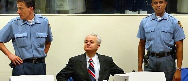 Slobodan Milosevic a son deuxieme jour de proces devant le tribunal penal international, le 13 fevrier 2002.