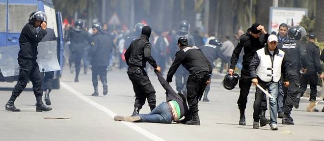 De nombreuses arrestations ont eu lieu pendant les manifestations pour la journee des Martyrs, en Tunisie, lundi.