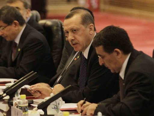 Les tirs provenant de Syrie sur un camp de refugies syriens situe en Turquie constituent une "tres claire violation" de la frontiere entre les deux pays, a declare mardi depuis la Chine le Premier ministre turc Recep Tayyip Erdogan, promettant d'agir.