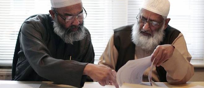 Le docteur Suhaib Hassan (a droite) et Maulana Abu Sayeed rendent des avis en matiere de divorce au Conseil islamique de la charia, a l'est de Londres.