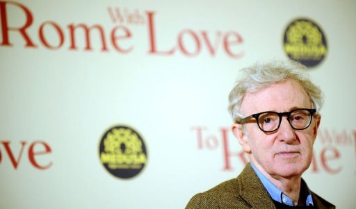 Le realisateur americain Woody Allen a presente vendredi a Rome son dernier opus "To Rome With Love" ou il partage l'affiche avec Alec Baldwin, Penelope Cruz et Roberto Benigni, faisant revivre a la Cite eternelle un peu de la fievre des annees de la Dolce Vita.