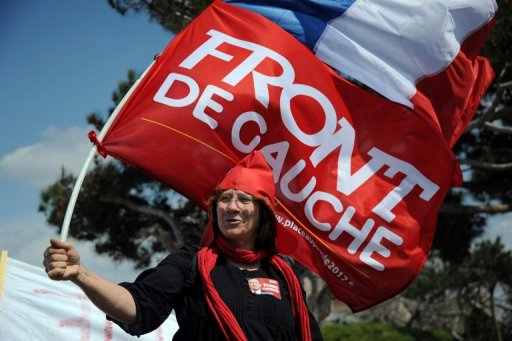 Plusieurs milliers de supporters de Jean-Luc Melenchon, scandant "resistance !" et agitant des drapeaux du parti communiste sous le soleil de la Mediterranee, ont envahi en debut d'apres-midi la plage du Prado a Marseille.