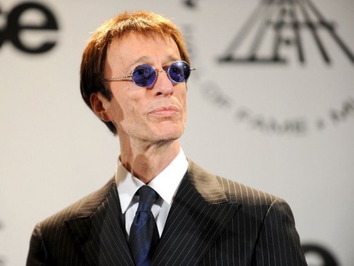 L'un des fondateurs des Bee Gees, le chanteur Robin Gibb, qui souffre d'un cancer, est hospitalise a Londres pour une pneumonie et se trouve dans un etat tres grave, selon des sources proches de l'artiste samedi.