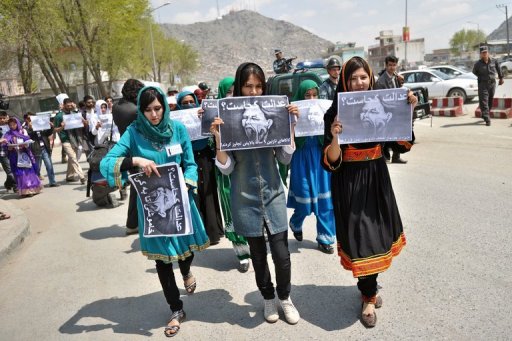 Une petite trentaine de personnes, pour la moitie des femmes, portant des pancartes demandant "Ou est la justice ?" ou "Appliquez la loi", ont manifeste samedi a Kaboul apres la mort de cinq femmes en Afghanistan ces derniers temps.
