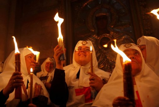 Des milliers de fideles chretiens ont afflue samedi au Saint-Sepulcre a Jerusalem pour participer a la traditionnelle ceremonie du "feu sacre" de la Paque orthodoxe.