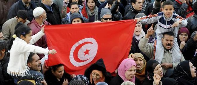 Les partis democratiques tunisiens tentent de s'organiser pour contrer le parti islamique Ennahda.