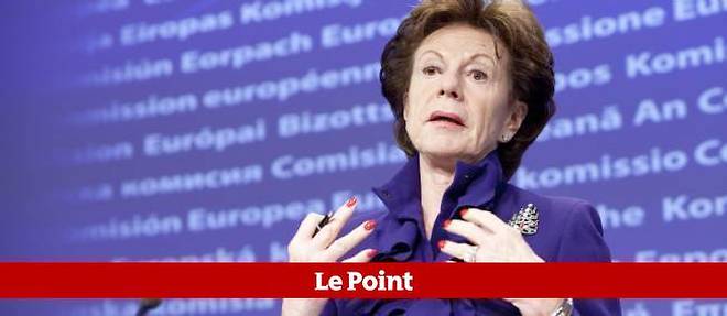La commissaire europeenne Neelie Kroes a cree la surprise en passant a ses poignets une paire de menottes, jeudi matin a Lyon.