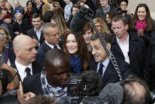 Marine Le Pen (FN), Nicolas Dupont-Aignan (DLR), Nathalie Arthaud (LO), Jacques Cheminade et Eva Joly (EELV), se sont ensuite succede dans la matinee, et Nicolas Sarkozy (UMP) a vote peu avant midi dans un lycee du XVIe arrondissement.
