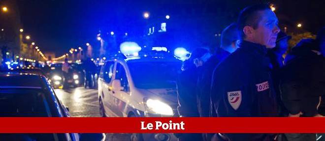 Des policiers ont manifeste sur les Champs-Elysees pour protester contre la mise en examen pour "homicide volontaire" d'un de leurs collegues, accuse d'avoir tue un malfaiteur d'une balle dans le dos.